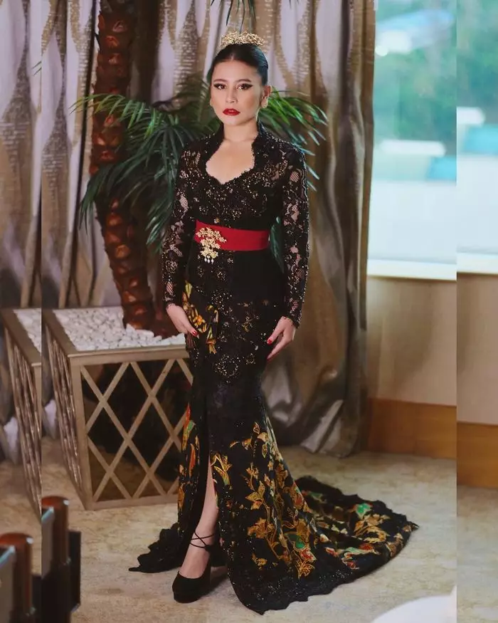Gaya Prilly Latuconsina pakai kebaya © Instagram Gaya Prilly Latuconsina pakai kebaya © Instagram