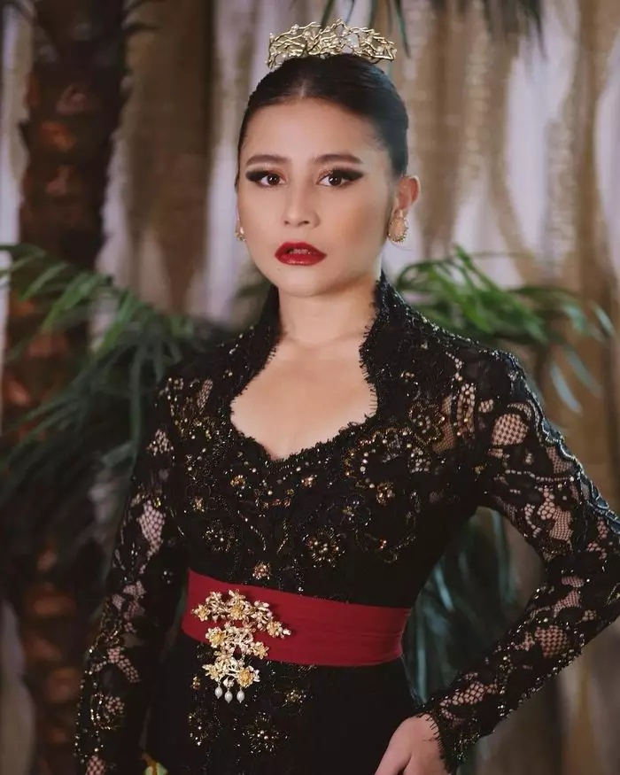 Gaya Prilly Latuconsina pakai kebaya © Instagram Gaya Prilly Latuconsina pakai kebaya © Instagram