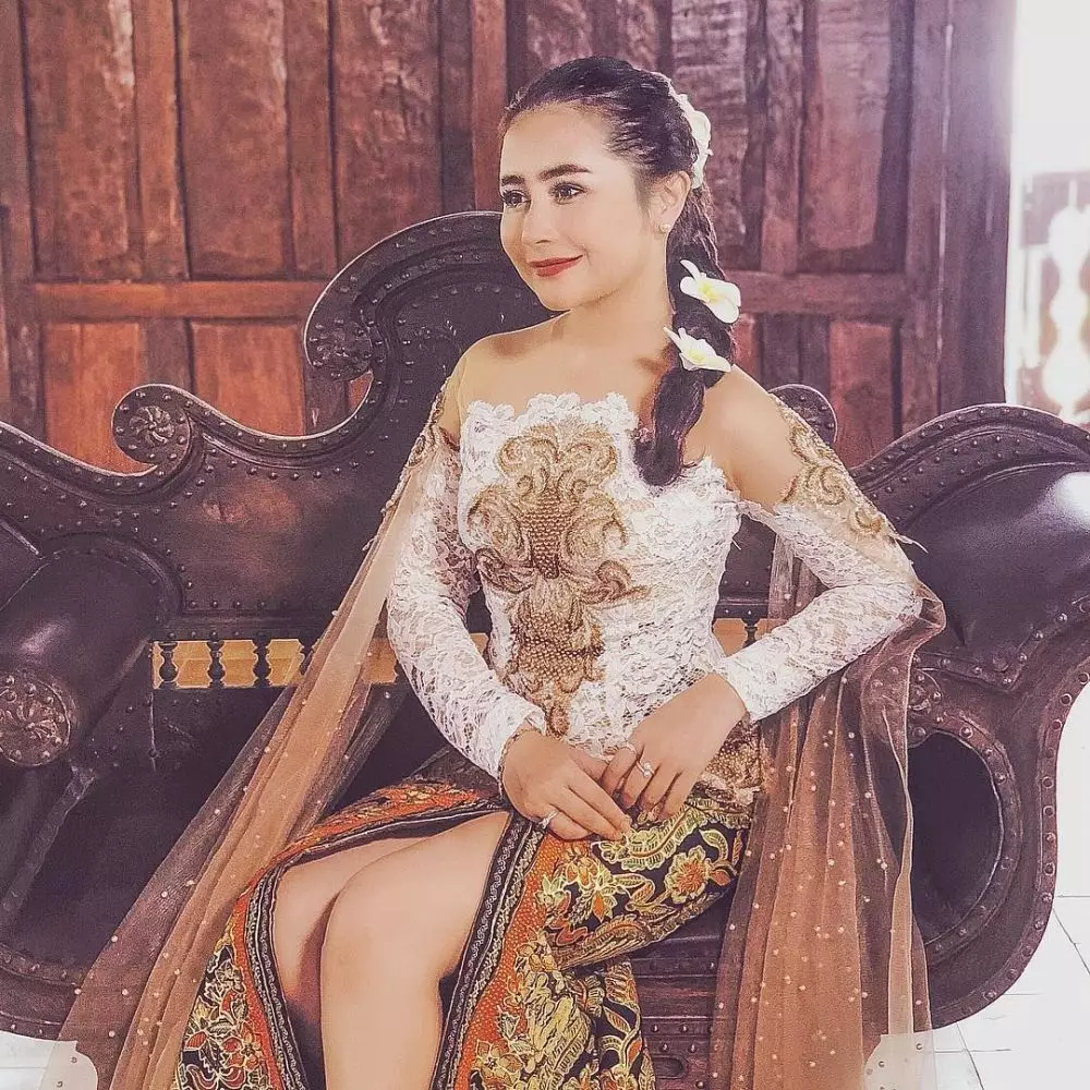 Gaya Prilly Latuconsina pakai kebaya © Instagram Gaya Prilly Latuconsina pakai kebaya © Instagram