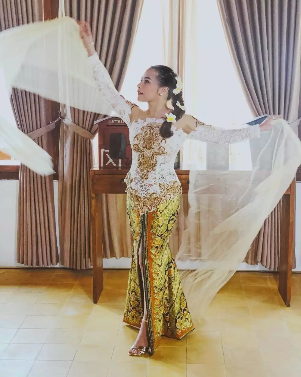 Gaya Prilly Latuconsina pakai kebaya © Instagram Gaya Prilly Latuconsina pakai kebaya © Instagram