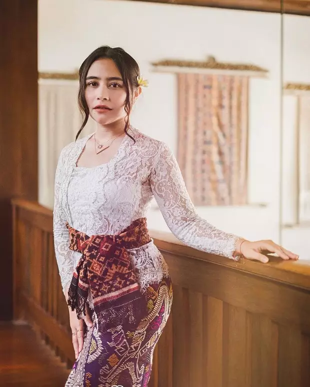 Gaya Prilly Latuconsina pakai kebaya © Instagram Gaya Prilly Latuconsina pakai kebaya © Instagram