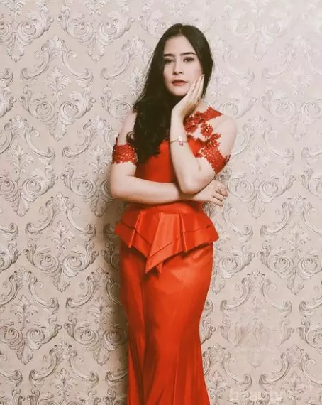 Gaya Prilly Latuconsina pakai kebaya © Instagram Gaya Prilly Latuconsina pakai kebaya © Instagram
