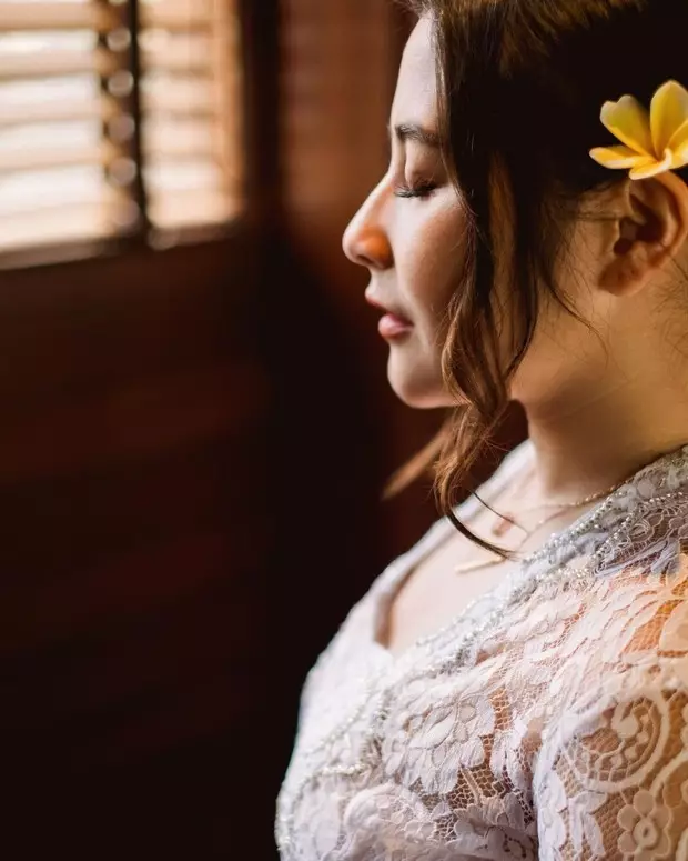 Gaya Prilly Latuconsina pakai kebaya © Instagram Gaya Prilly Latuconsina pakai kebaya © Instagram