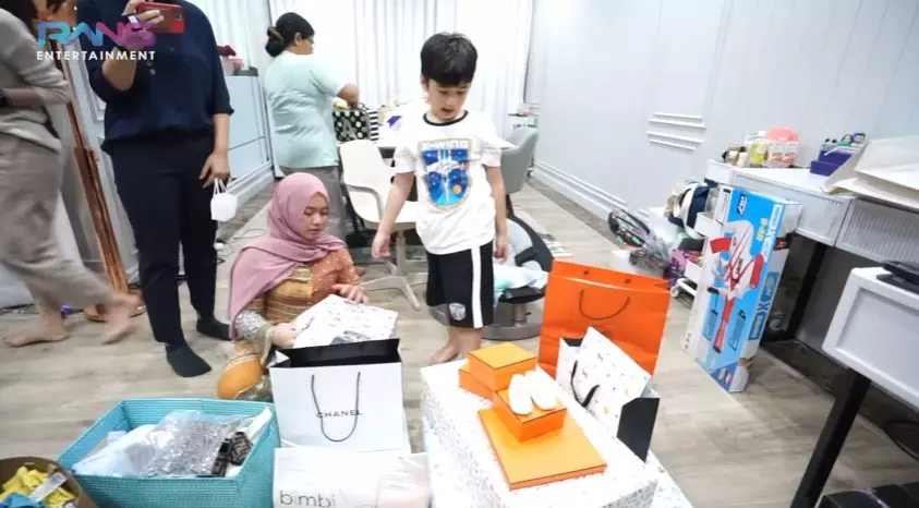 Potret kado kelahiran Rayyanza Malik Ahmad © YouTube Potret kado kelahiran Rayyanza Malik Ahmad © YouTube