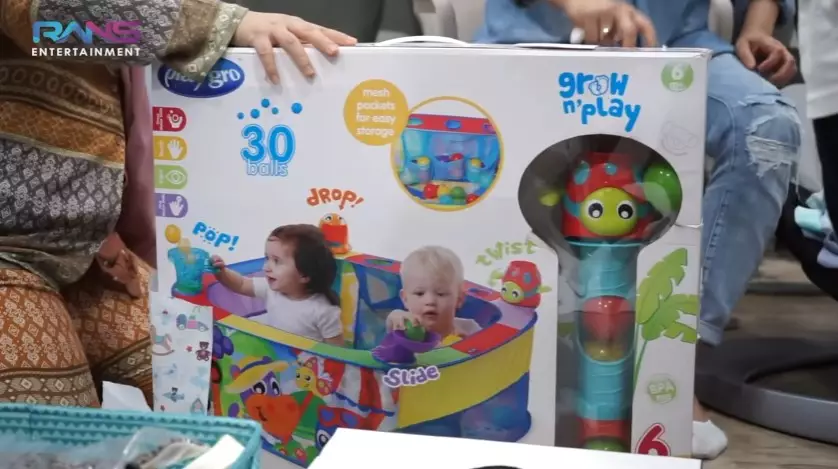 Potret kado kelahiran Rayyanza Malik Ahmad © YouTube Potret kado kelahiran Rayyanza Malik Ahmad © YouTube