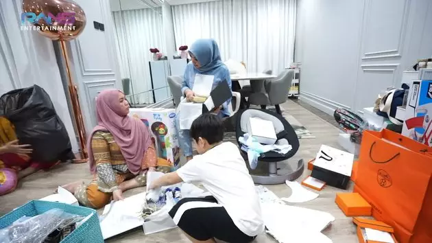 Potret kado kelahiran Rayyanza Malik Ahmad © YouTube Potret kado kelahiran Rayyanza Malik Ahmad © YouTube