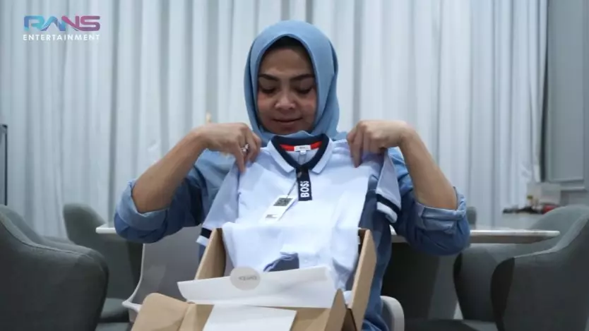 Potret kado kelahiran Rayyanza Malik Ahmad © YouTube Potret kado kelahiran Rayyanza Malik Ahmad © YouTube