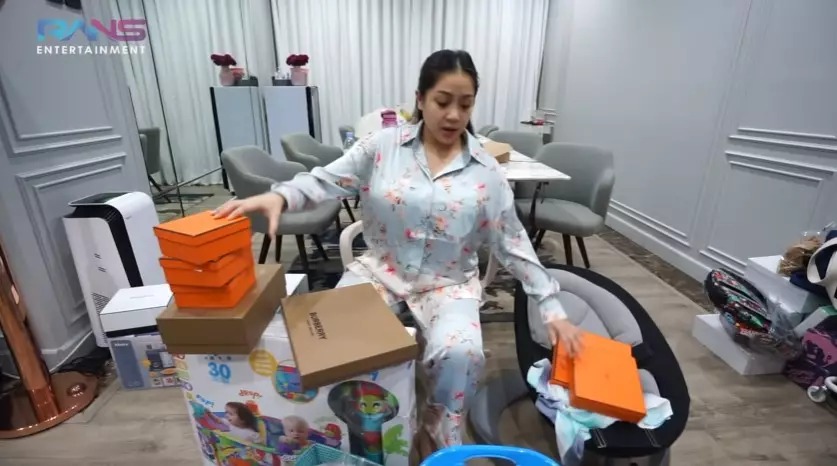 Potret kado kelahiran Rayyanza Malik Ahmad © YouTube Potret kado kelahiran Rayyanza Malik Ahmad © YouTube