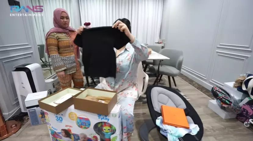 Potret kado kelahiran Rayyanza Malik Ahmad © YouTube Potret kado kelahiran Rayyanza Malik Ahmad © YouTube