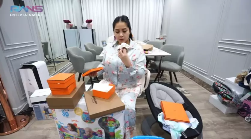 Potret kado kelahiran Rayyanza Malik Ahmad © YouTube Potret kado kelahiran Rayyanza Malik Ahmad © YouTube