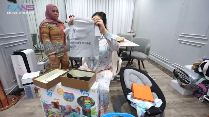 Potret kado kelahiran Rayyanza Malik Ahmad © YouTube Potret kado kelahiran Rayyanza Malik Ahmad © YouTube