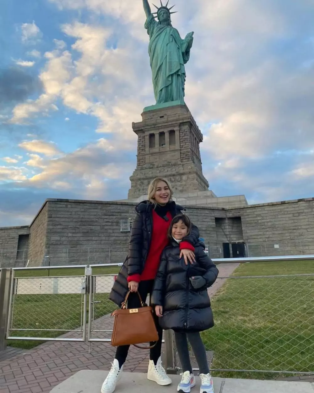 Momen Ayu Ting Ting dan Bilqis di luar negeri © Instagram