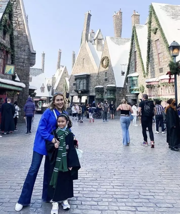 Momen Ayu Ting Ting dan Bilqis di luar negeri © Instagram