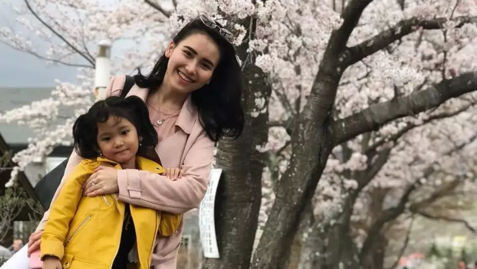 Momen Ayu Ting Ting dan Bilqis di luar negeri © Instagram