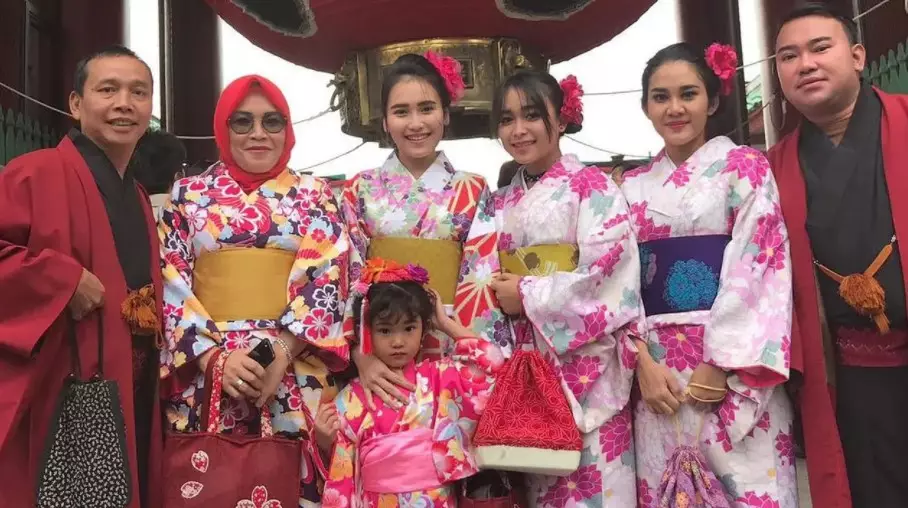 Momen Ayu Ting Ting dan Bilqis di luar negeri © Instagram