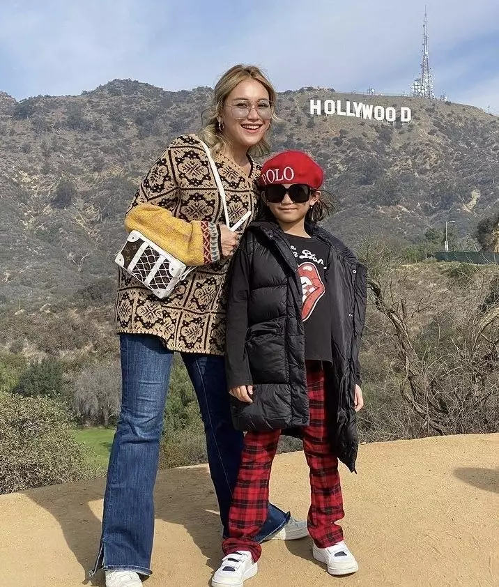 Momen Ayu Ting Ting dan Bilqis di luar negeri © Instagram