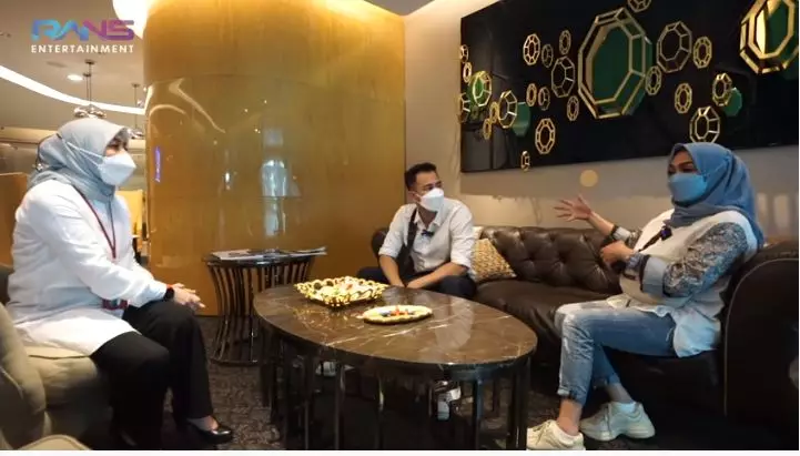 rieta amilia beri kado fantastis © YouTube