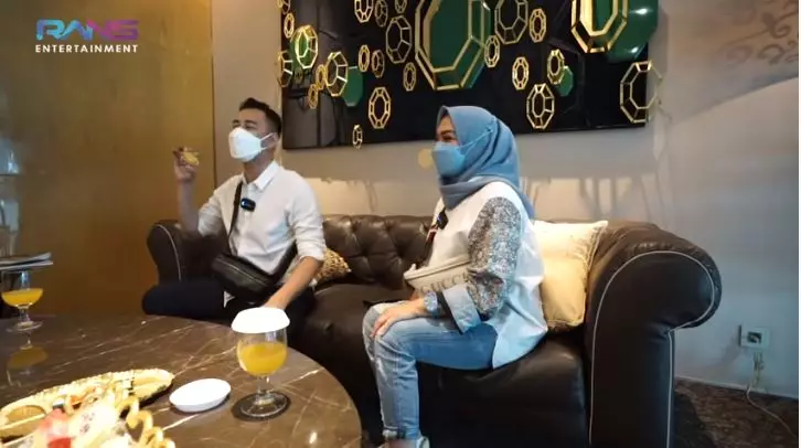 rieta amilia beri kado fantastis © YouTube