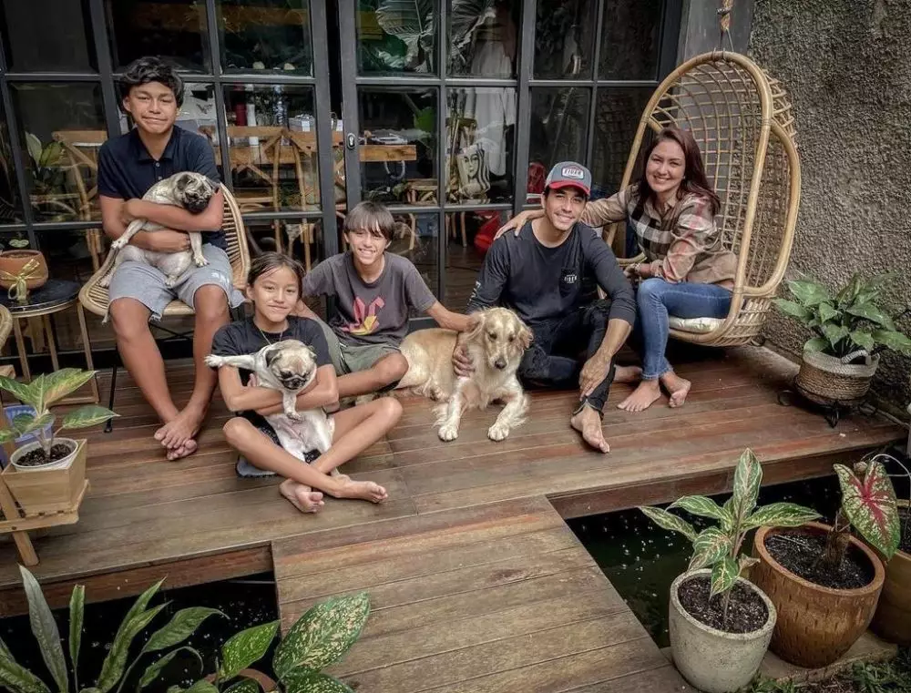 Donna agnesia dukung anak tekuni olahraga instagram