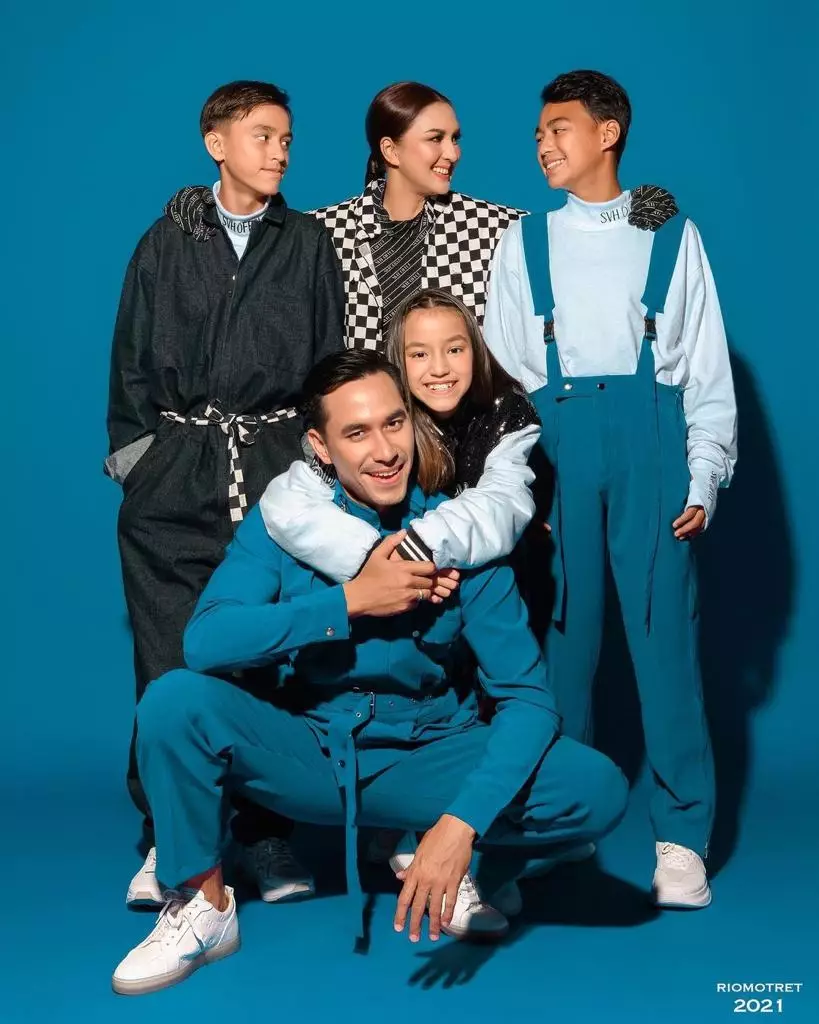 Donna agnesia dukung anak tekuni olahraga instagram