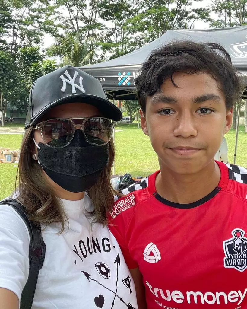 Donna agnesia dukung anak tekuni olahraga instagram