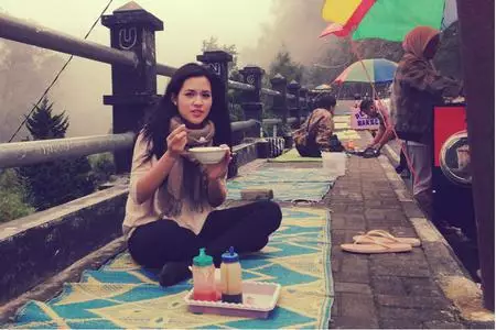 momen penyanyi makan di pinggir jalan © berbagai sumber