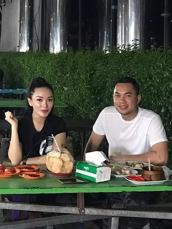 momen penyanyi makan di pinggir jalan © berbagai sumber