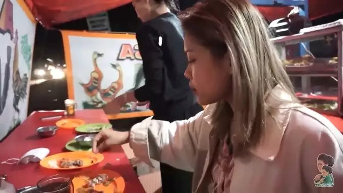 momen penyanyi makan di pinggir jalan © berbagai sumber