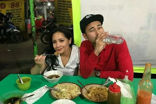 momen penyanyi makan di pinggir jalan © berbagai sumber