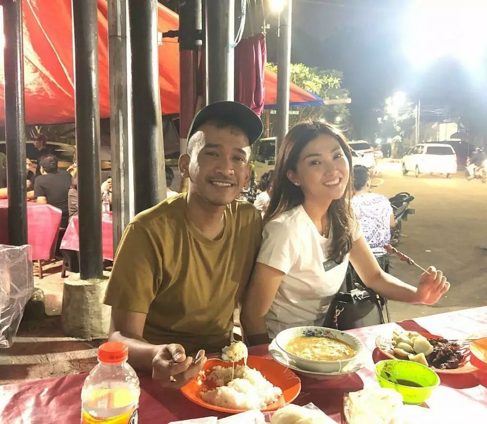 momen penyanyi makan di pinggir jalan © berbagai sumber