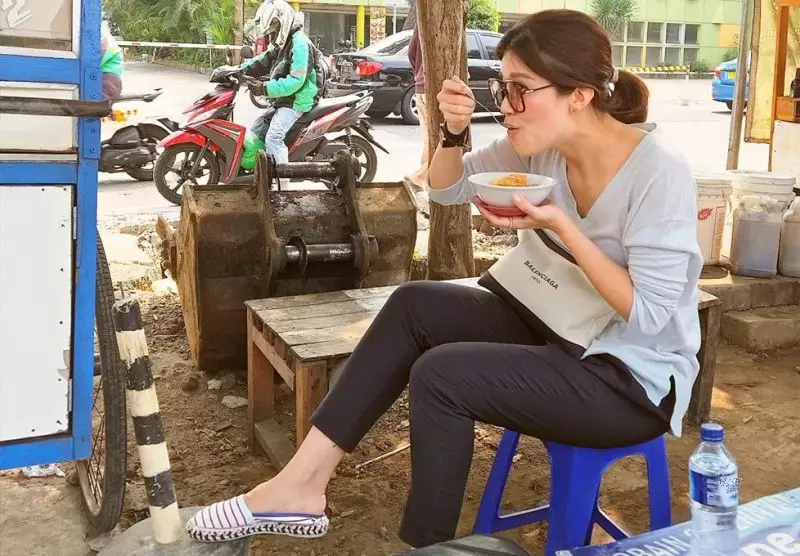 momen penyanyi makan di pinggir jalan © berbagai sumber