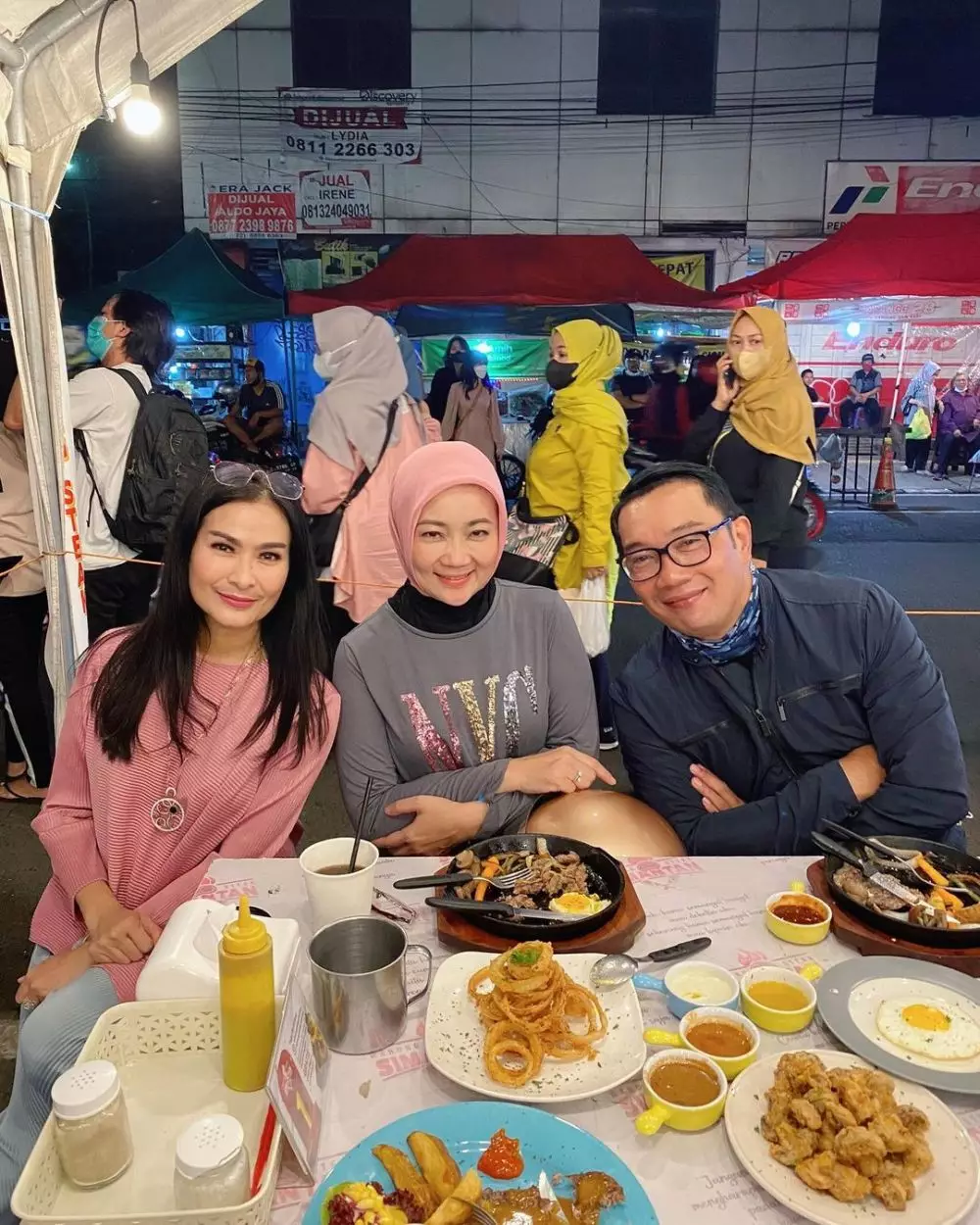 momen penyanyi makan di pinggir jalan © berbagai sumber