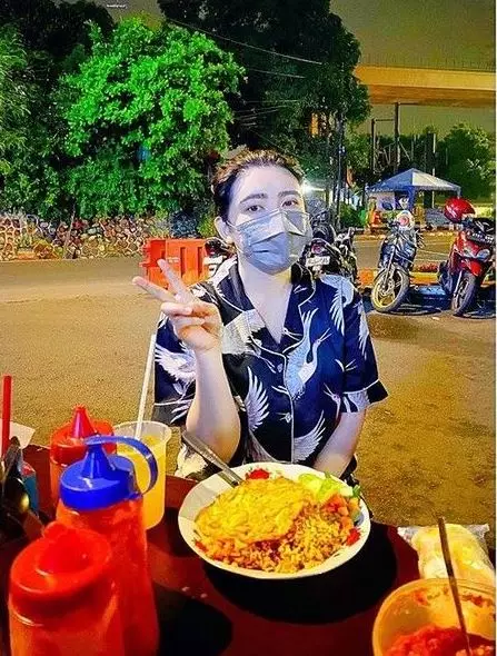 momen penyanyi makan di pinggir jalan © berbagai sumber