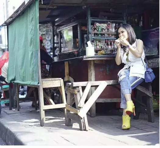 momen penyanyi makan di pinggir jalan © berbagai sumber