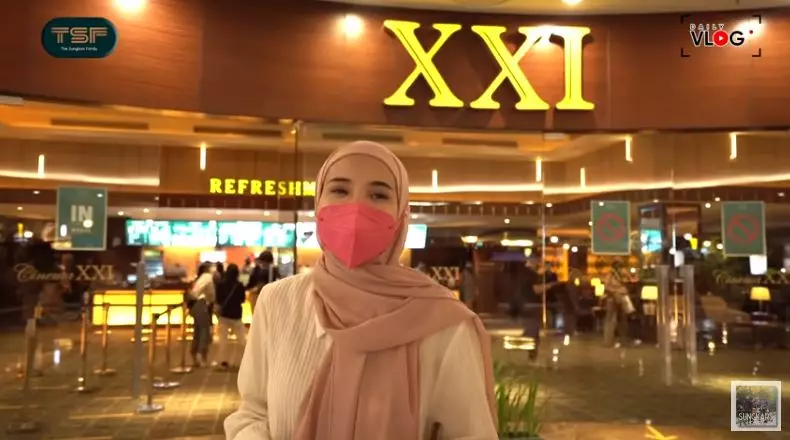 Momen Zaskia Sungkar ajak karyawan nobar © YouTube/The Sungkars Family 