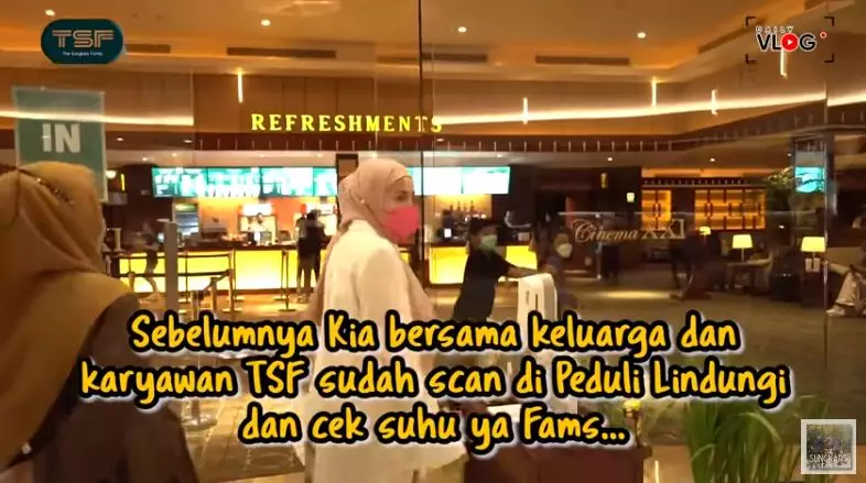 Momen Zaskia Sungkar ajak karyawan nobar © YouTube/The Sungkars Family 