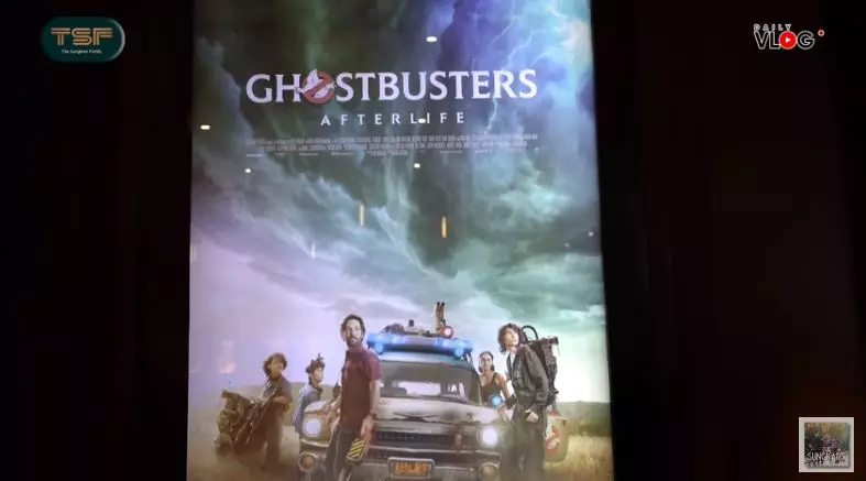 Momen Zaskia Sungkar ajak karyawan nobar © YouTube/The Sungkars Family 