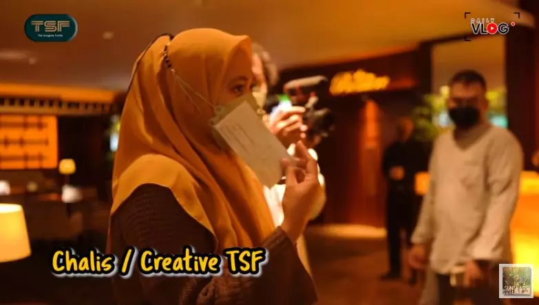 Momen Zaskia Sungkar ajak karyawan nobar © YouTube/The Sungkars Family 