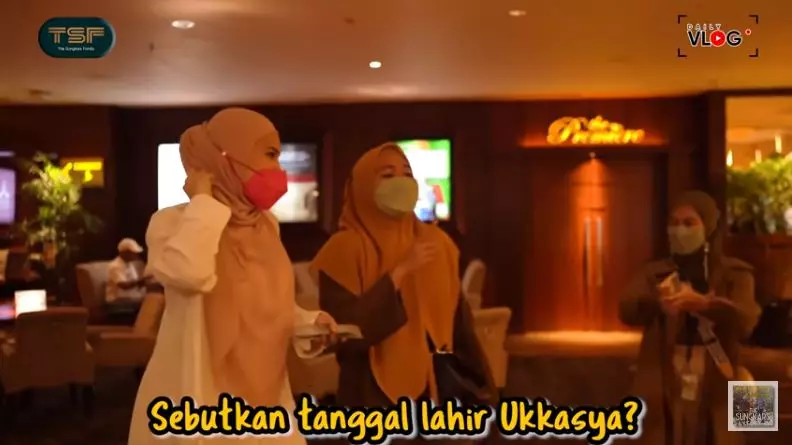 Momen Zaskia Sungkar ajak karyawan nobar © YouTube/The Sungkars Family 