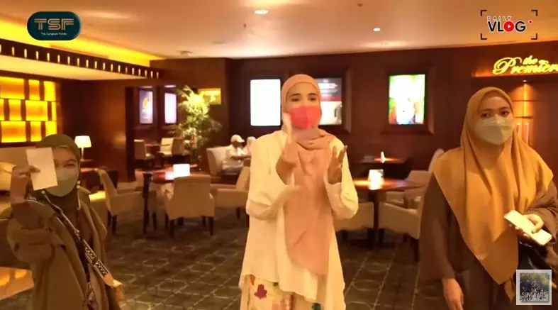 Momen Zaskia Sungkar ajak karyawan nobar © YouTube/The Sungkars Family 