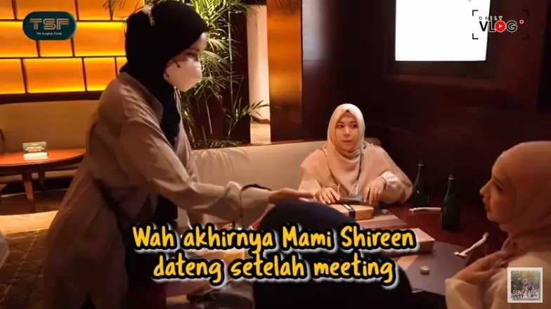Momen Zaskia Sungkar ajak karyawan nobar © YouTube/The Sungkars Family 