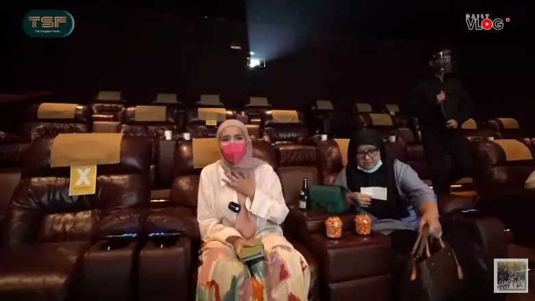 Momen Zaskia Sungkar ajak karyawan nobar © YouTube/The Sungkars Family 