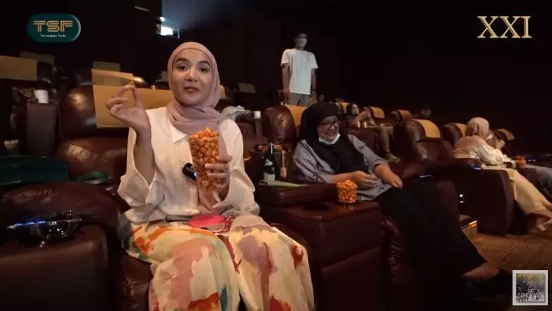 Momen Zaskia Sungkar ajak karyawan nobar © YouTube/The Sungkars Family 