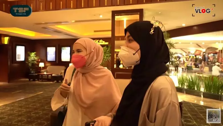 Momen Zaskia Sungkar ajak karyawan nobar © YouTube/The Sungkars Family 