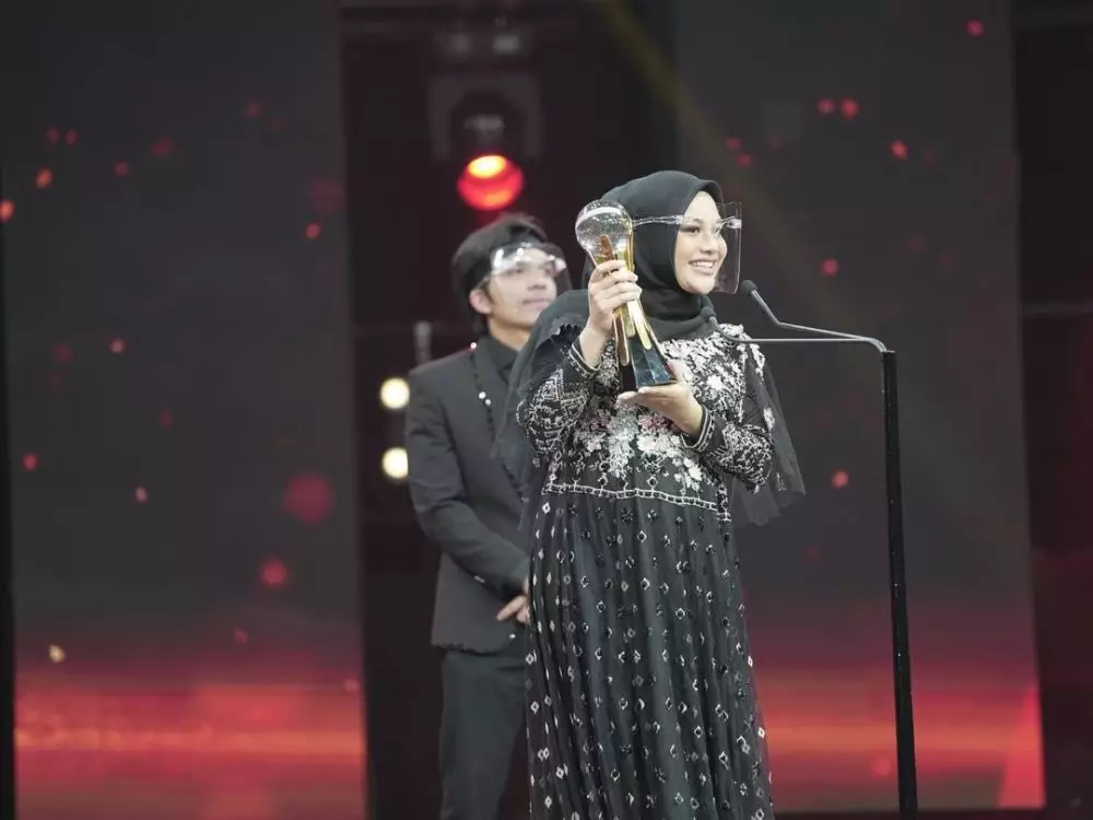 gaya aurel di acara penghargaan © instagram gaya aurel di acara penghargaan © instagram
