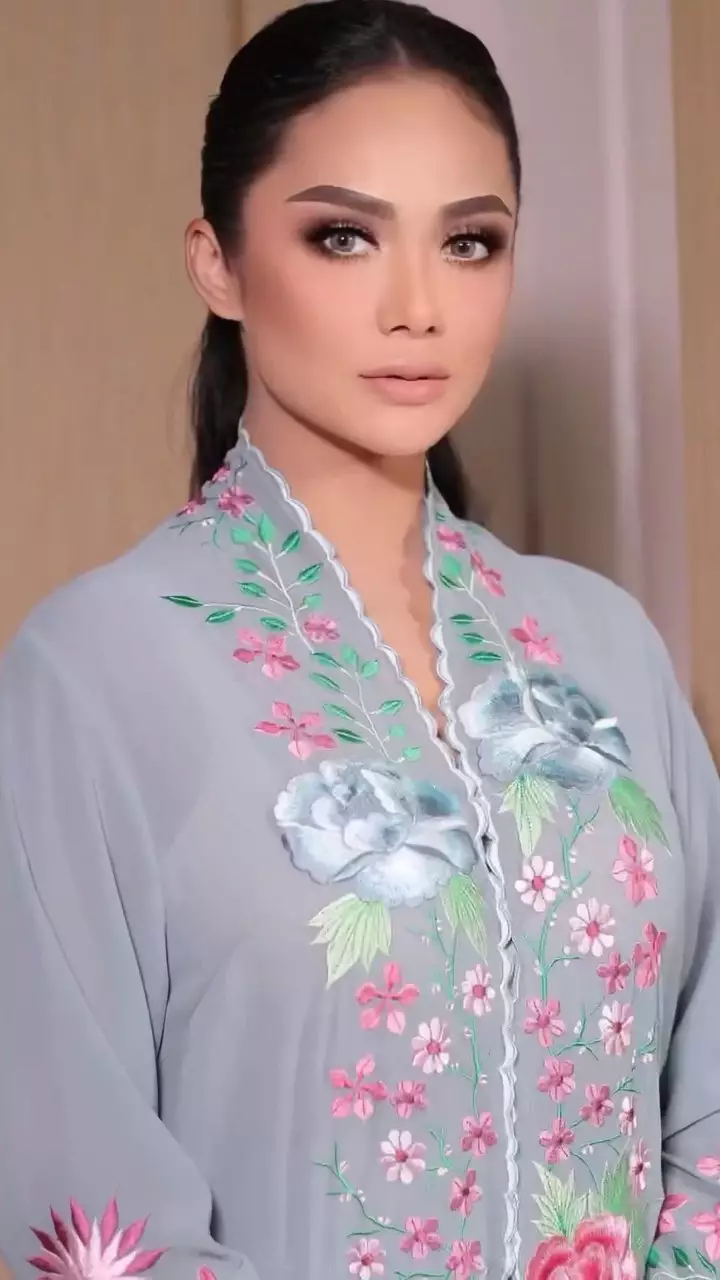 pesona seleb di acara tedak siten © instagram pesona seleb di acara tedak siten © instagram