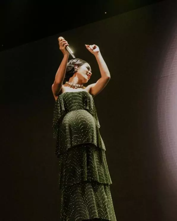 totalitas penyanyi tampil saat hamil © berbagai sumber