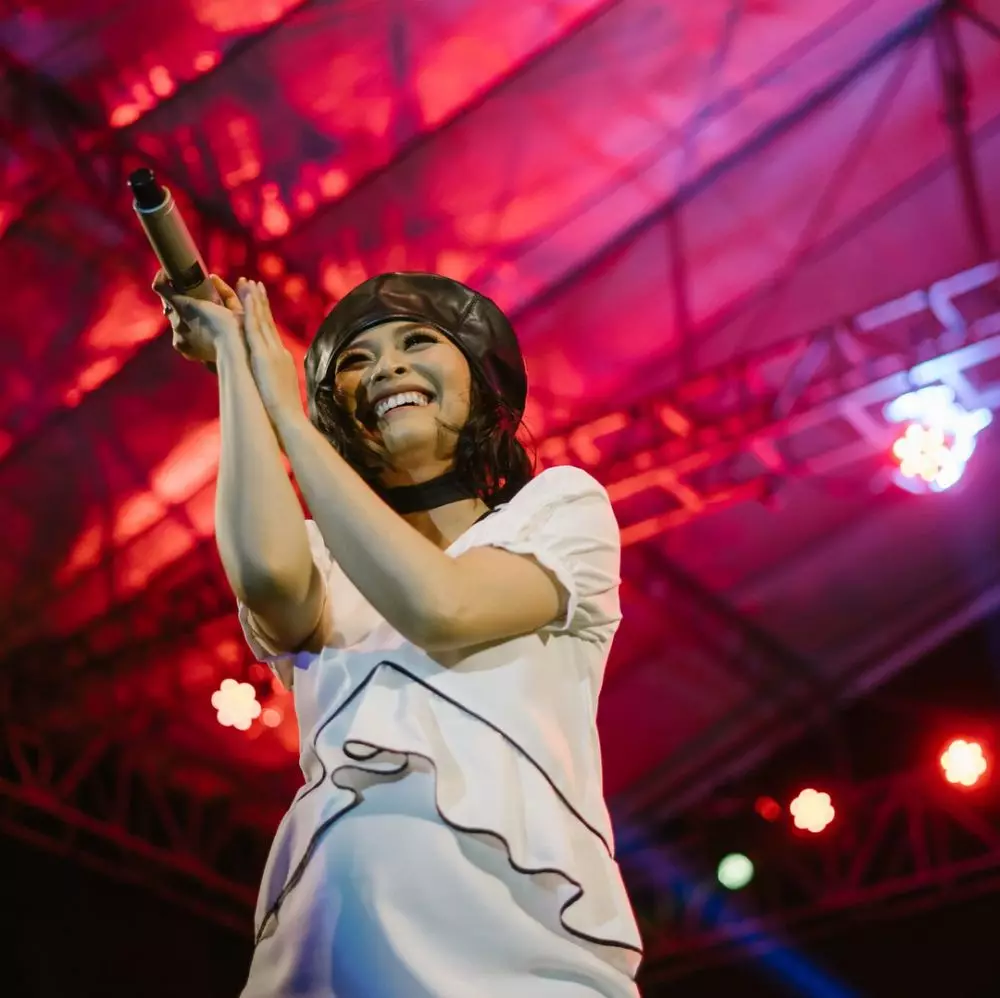 totalitas penyanyi tampil saat hamil © berbagai sumber