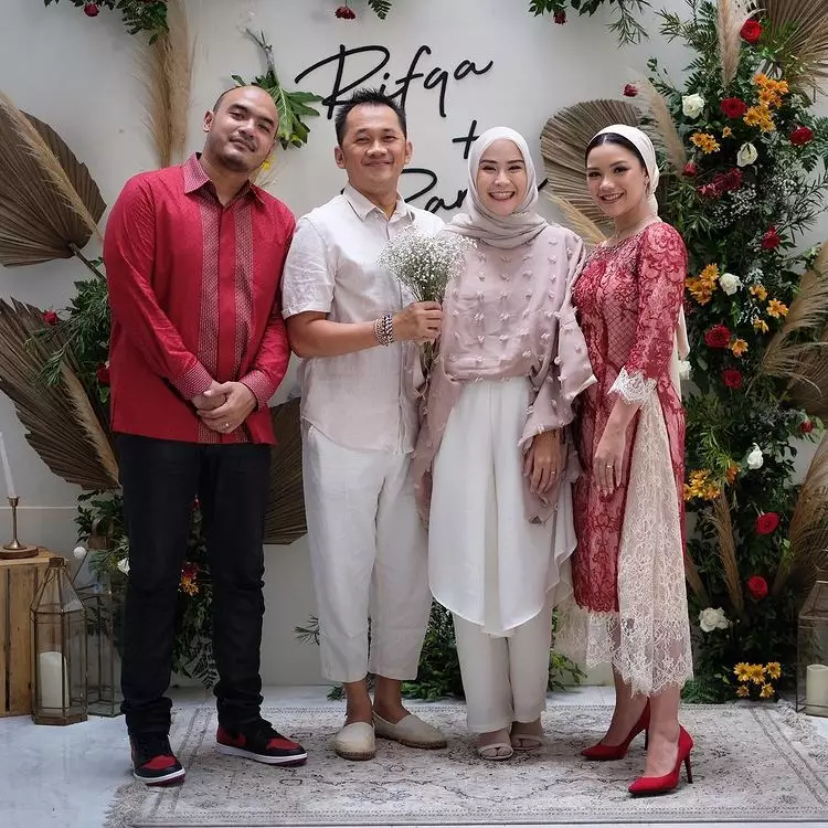 gaya 11 seleb berhijab ke kondangan © berbagai sumber