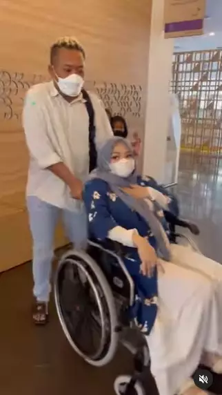 Momen persalinan Nathalie Holscher © berbagai sumber